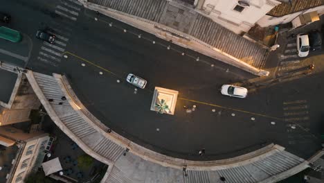 Vista-Aérea-De-Arriba-Hacia-Abajo-Del-Obelisco-Sallustiano,-La-Toma-Ascendente-De-Un-Dron-Revela-Los-Pasos-Españoles