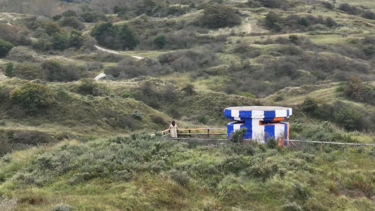 모래 언덕에 있는 해안 커