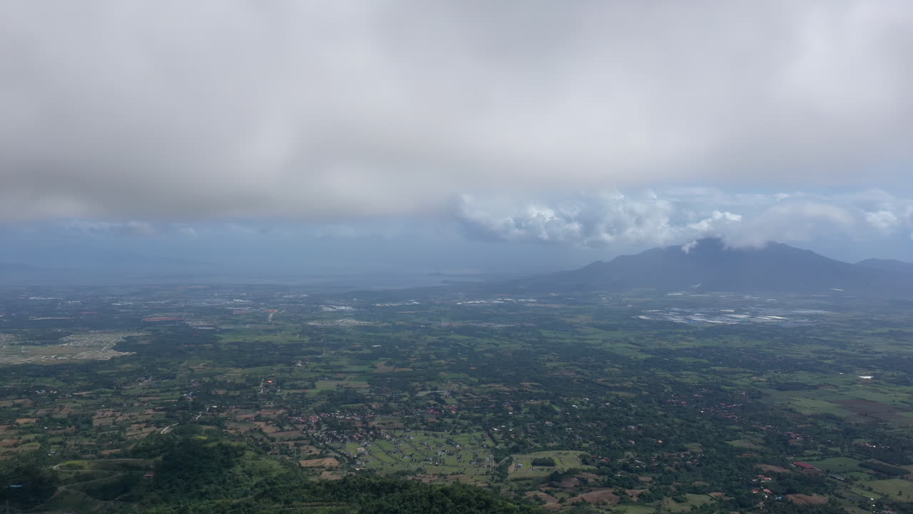 hiperlapso cinematográfico de drones de nubes que se mueven sobre la tierra en las filipinas, aéreo, timelapse
