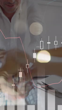 animación del procesamiento de datos financieros sobre personas de negocios apilando las manos en la reunión