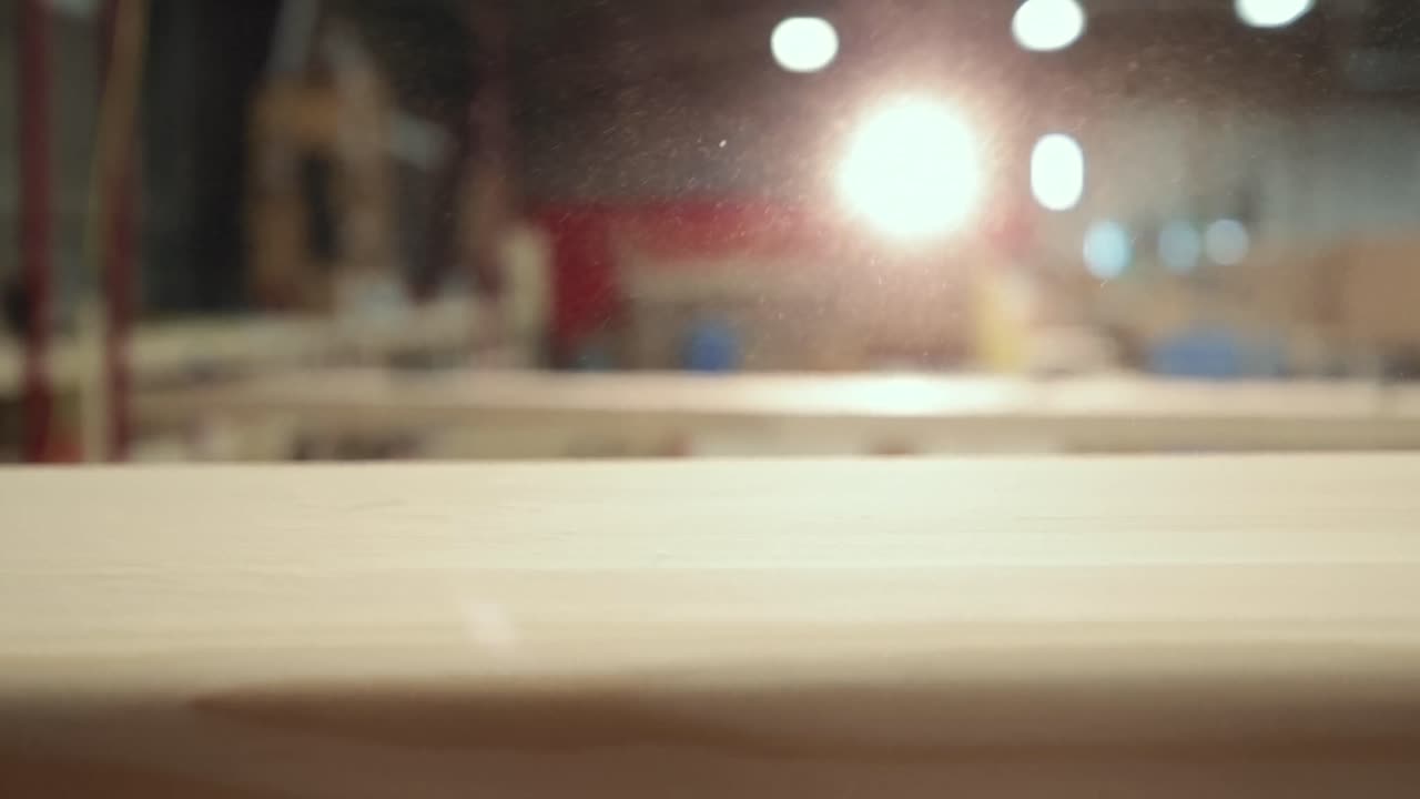 carpintero en el trabajo en la carpintería