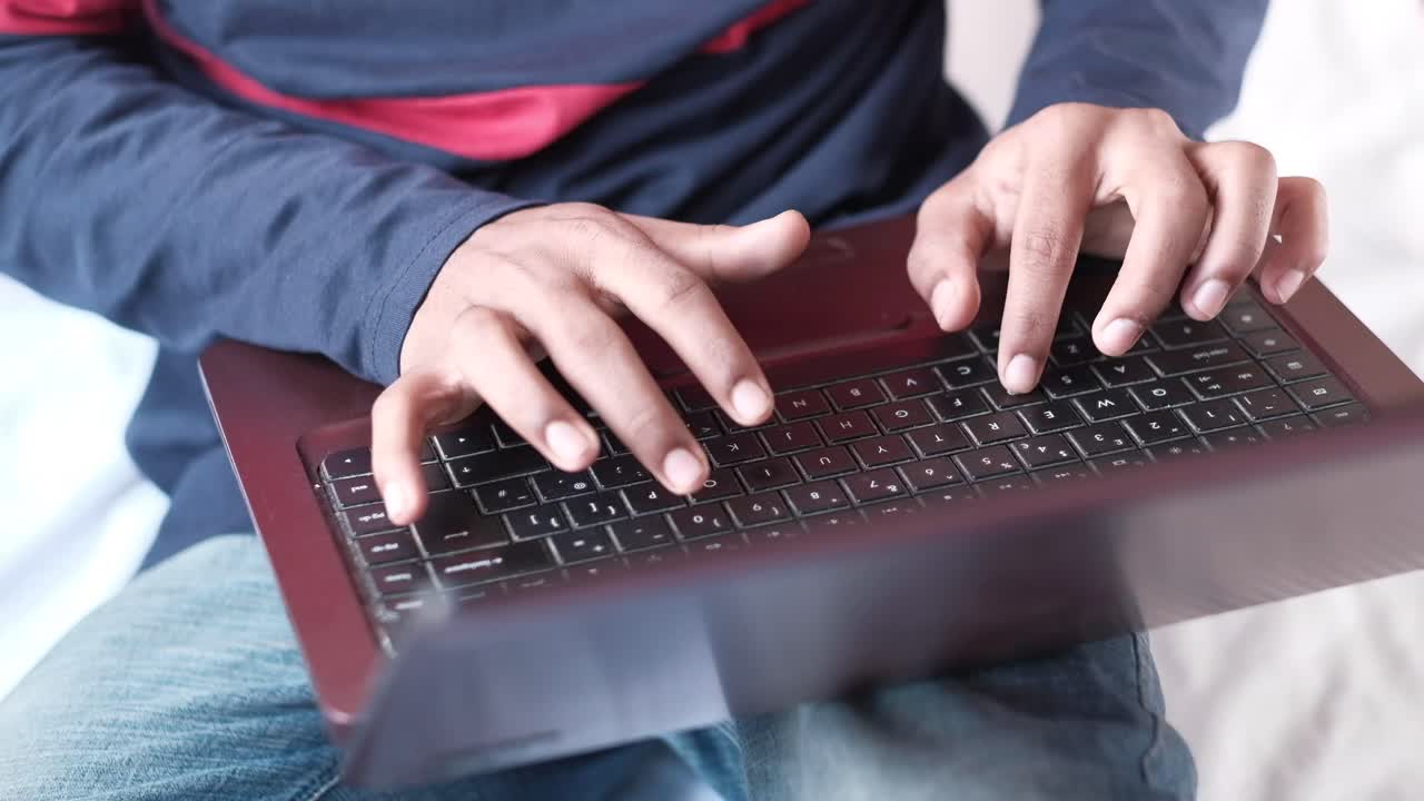 persona escribiendo en una computadora portátil