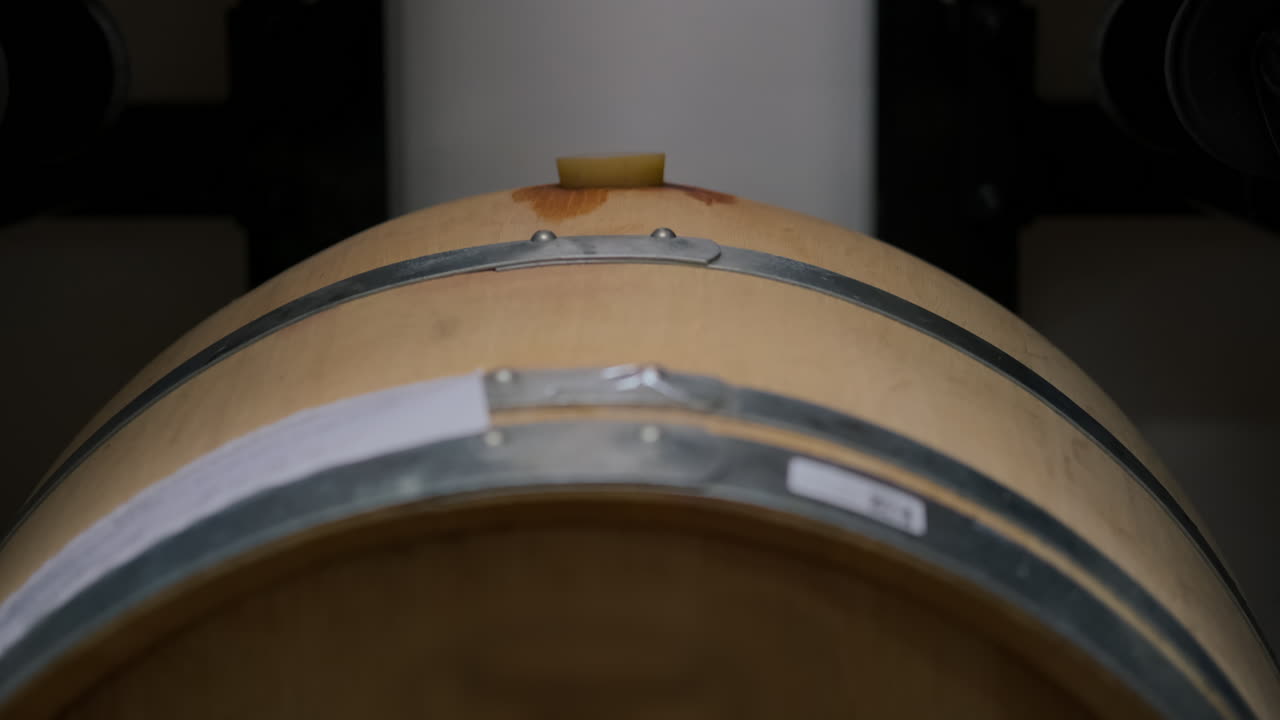 Primo piano di una botte di vino