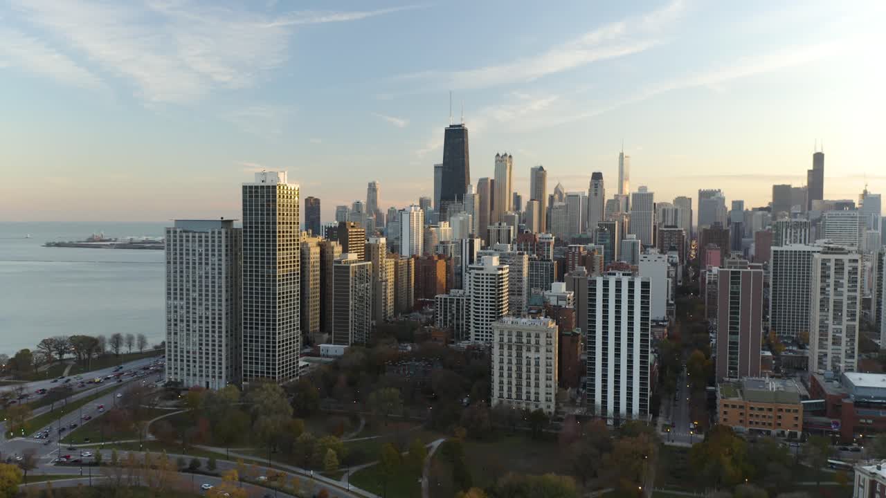 Vista aérea das cores do outono em Chicago. Pôr do sol.