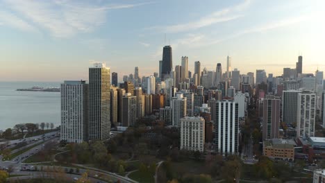 Vista-Aérea-De-Los-Colores-Del-Otoño-En-Chicago.-Atardecer