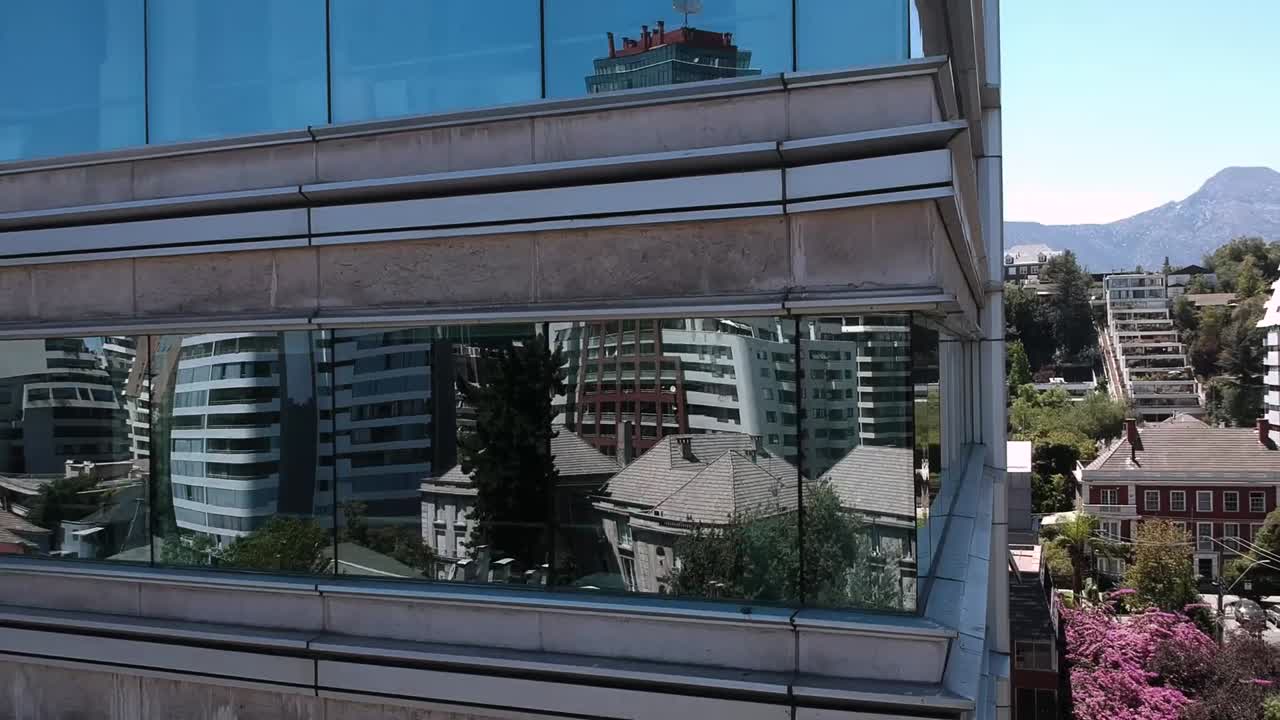 disparo de pedestal, reflejo trippy de las ventanas