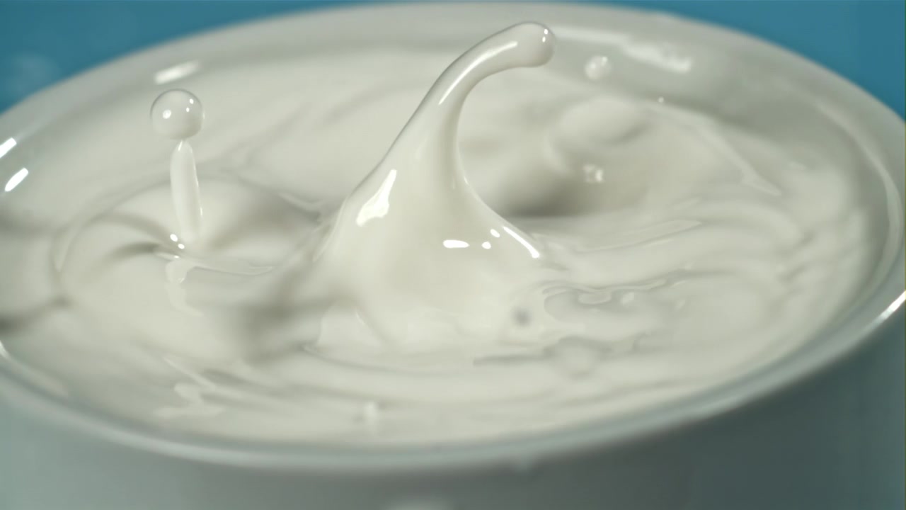 Melkedråpe i super sakte film som danner et kroneplask.