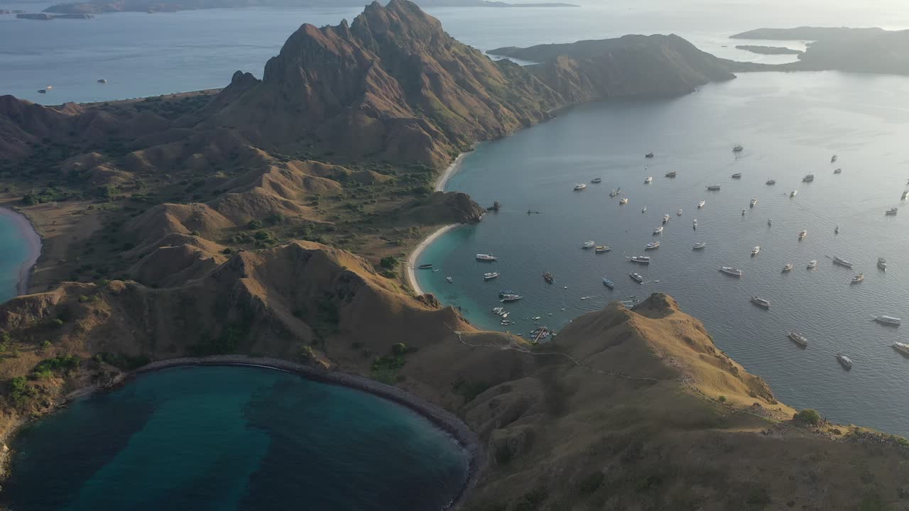 vista aérea de la isla de padar, parque nacional de komodo, indonesia