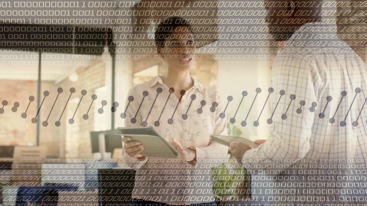 Donna che tocca il tablet, spiegando dati tecnici; uomo che inclina il dispositivo, confrontando sotto una sovrapposizione di DNA binario.
