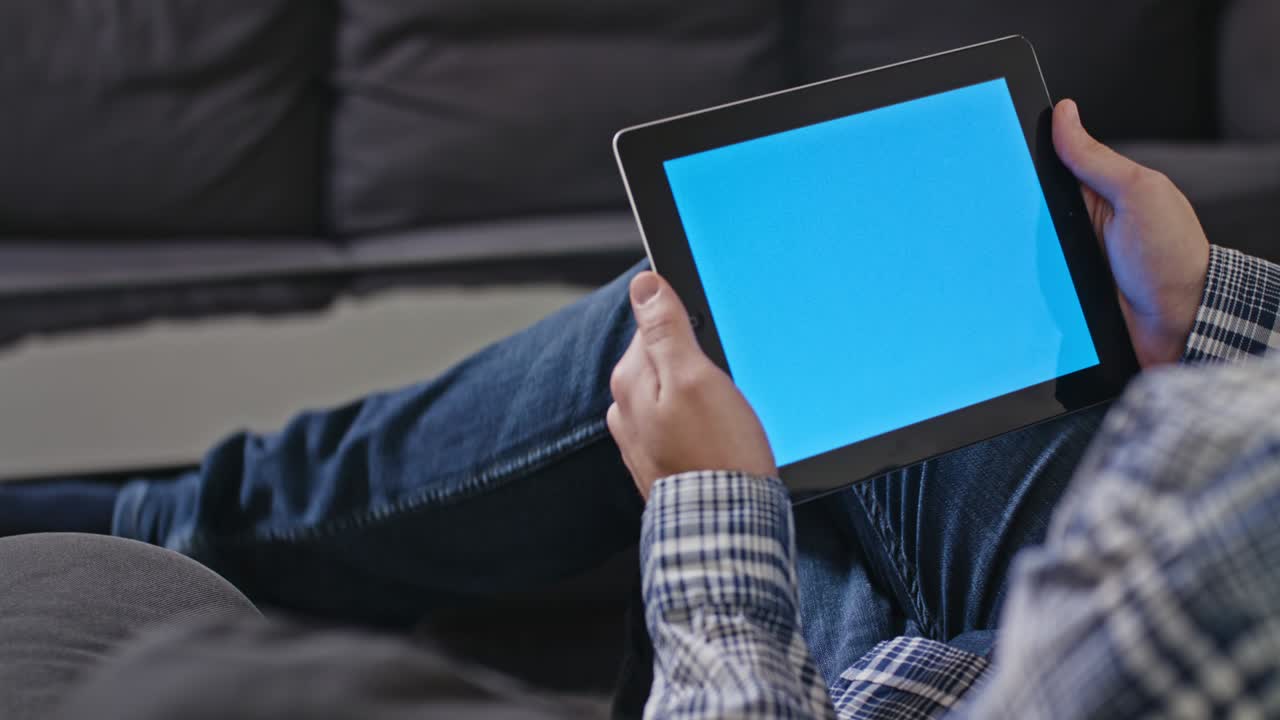 푸른 화면의 디지털 태블릿을 가진 남자