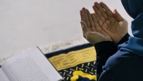 una joven musulmana con hijab está orando glorifica a alá y practicando la fe islámica en la mezquita.
