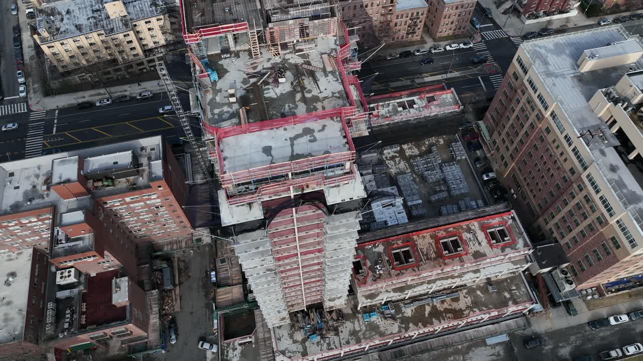 una vista de ángulo alto sobre la avenida de la costa en brooklyn, ny