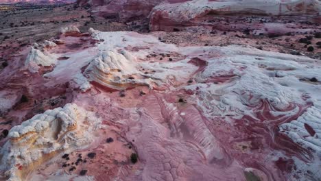 terreno accidentado con acantilados escénicos y desierto de arena al atardecer en ee.uu.