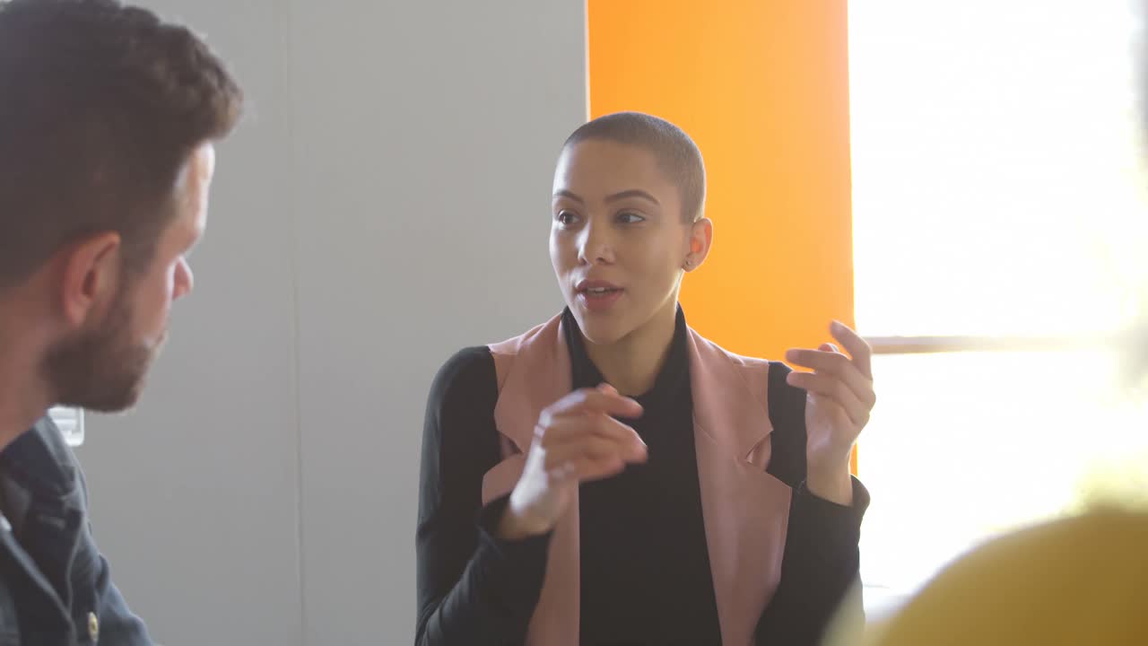 jóvenes colegas de negocios caucásicos interactuando entre sí en una reunión en la oficina 4k