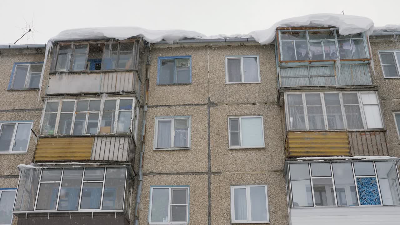 눈 속 의 금속 스