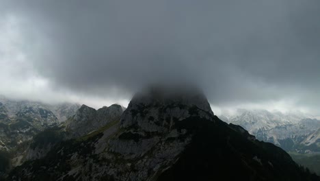 Drohnenaufnahmen-Eines-Großen-Berges-In-Nebel-Und-Nebeldrohnen,-Die-Sich-Vorwärts-Bewegen-Und-In-4k-Gefilmt-Wurden,-Gefilmt-In-Slowenischen-Bergen-In-Den-Alpen-Bei-Schönem-Bewölktem-Wetter