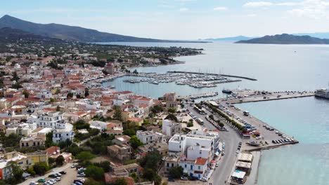 Una-Vista-De-Drones-De-Yates-En-La-Marina-Principal-En-La-Isla-De-Aegina,-Islas-Sarónicas,-Grecia