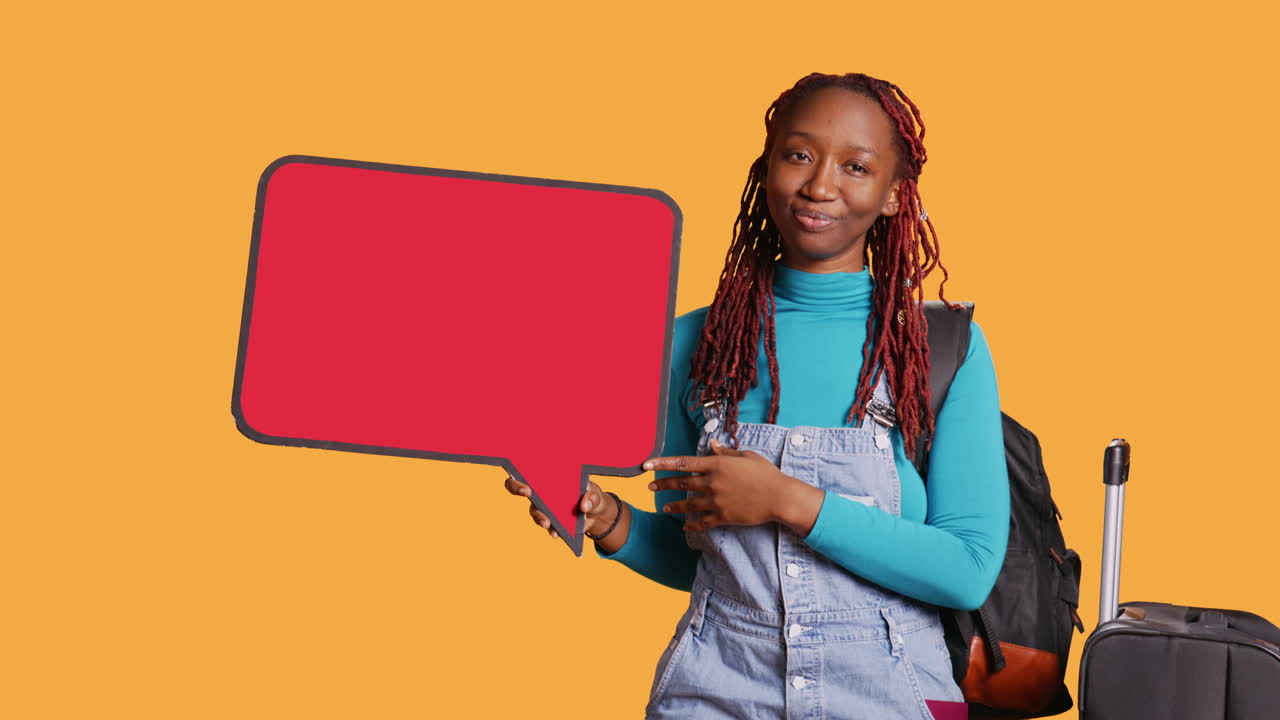 Ragazza sorridente che tiene in mano un fumetto rosso