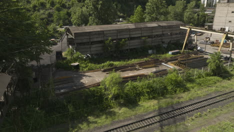 Vía-Férrea-Y-Almacén-De-Madera-Abandonado-En-Chiatura,-Georgia