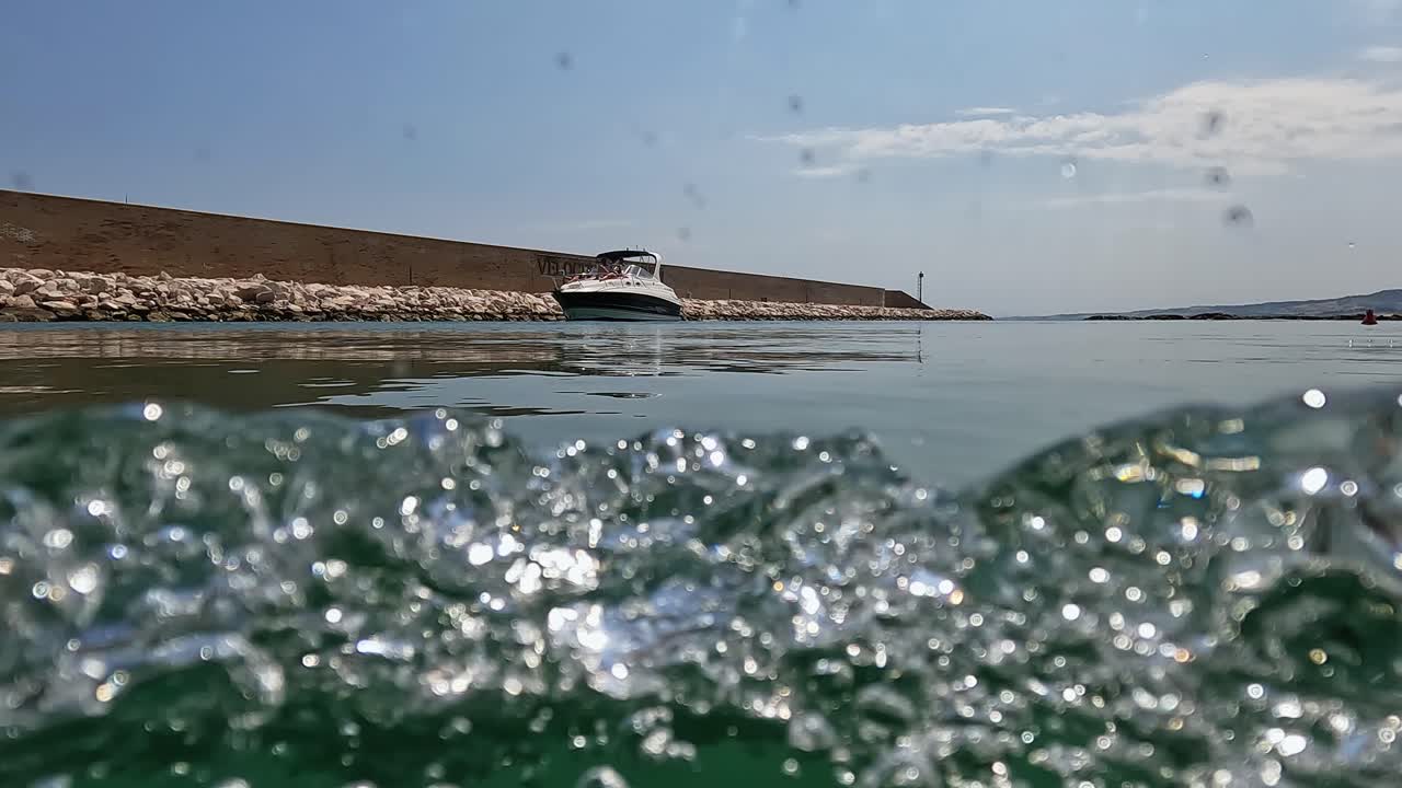 항구에 들어오는 범선의 fpv 낮은 각도 보기