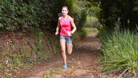 mujer corriendo en el parque