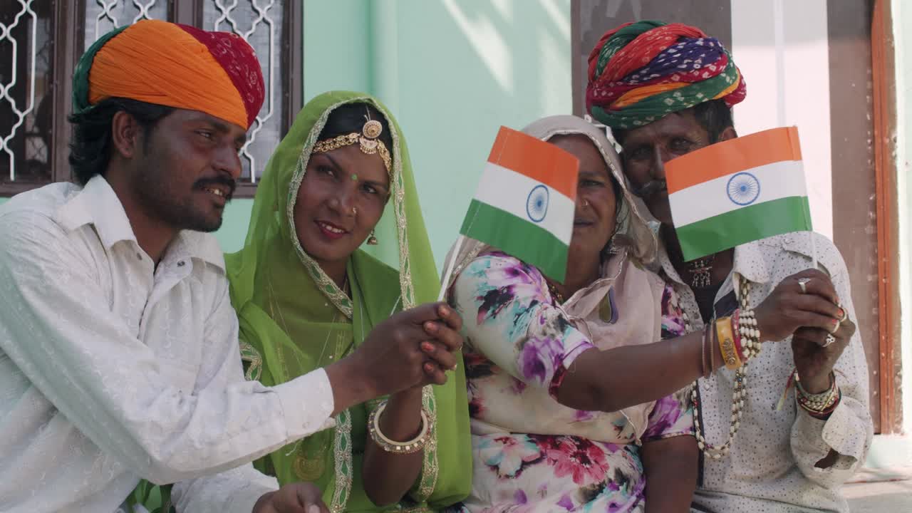 민족 의복 을 입은 전통적 인 라자스탄 가족 생활 방식