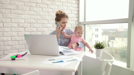 Madre-De-Negocios-Con-Bebé-Hablando-Por-Teléfono-Móvil.-Mujer-Trabajando-Con-Niño