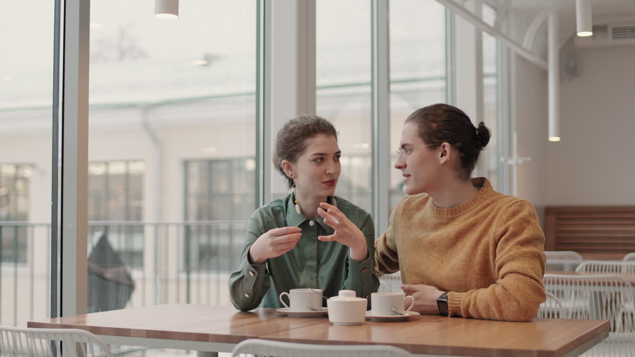 una cita en un café.