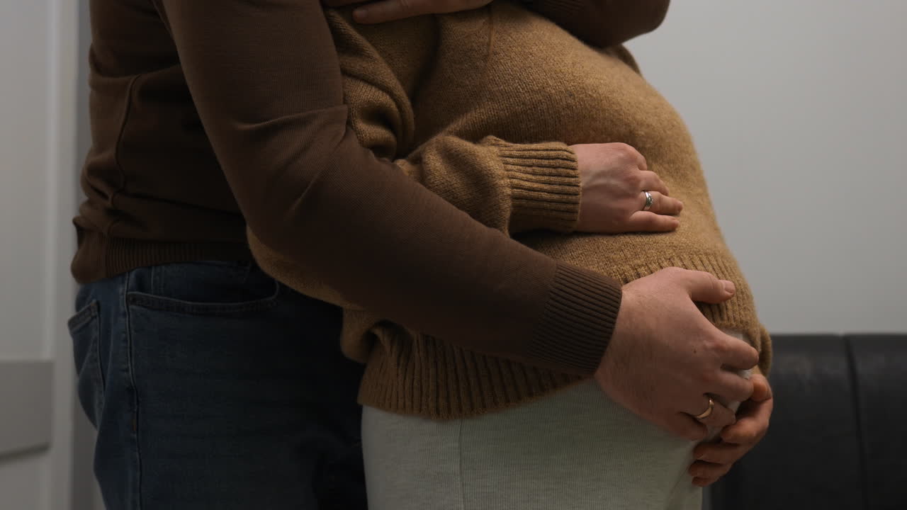 Una pareja feliz abrazándose.