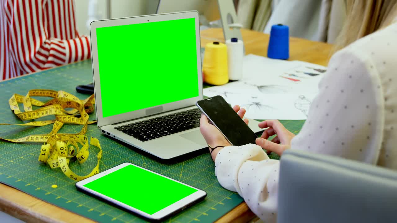 diseñador de moda usando el teléfono móvil 4k