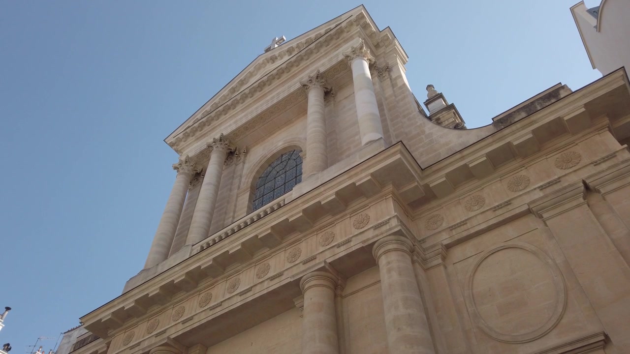 Chiesa protestante dell'Oratorio del Louvre a Parigi. Inquadratura dal basso