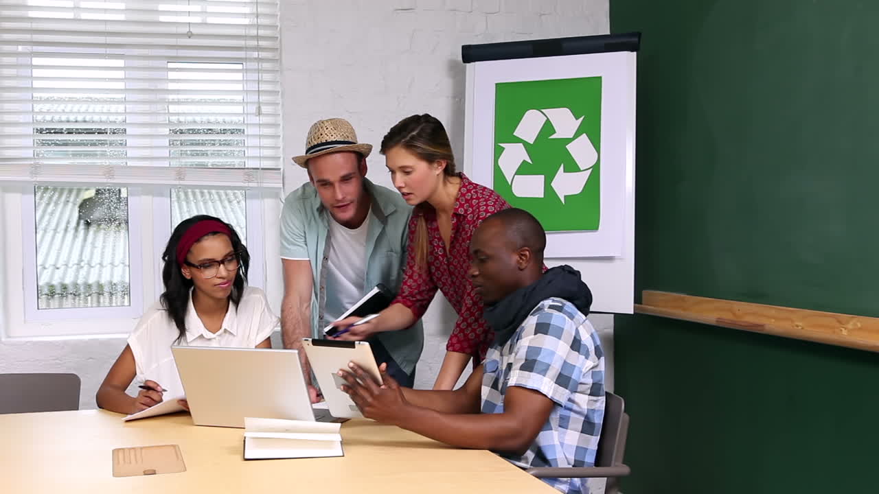 equipo de negocios creativos teniendo una reunión