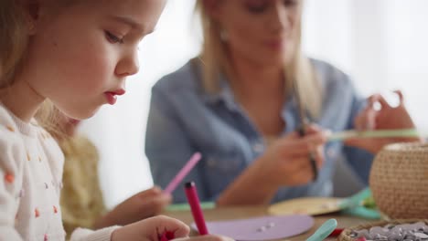 vídeo en primer plano de madre e hija durante las decoraciones hechas a mano