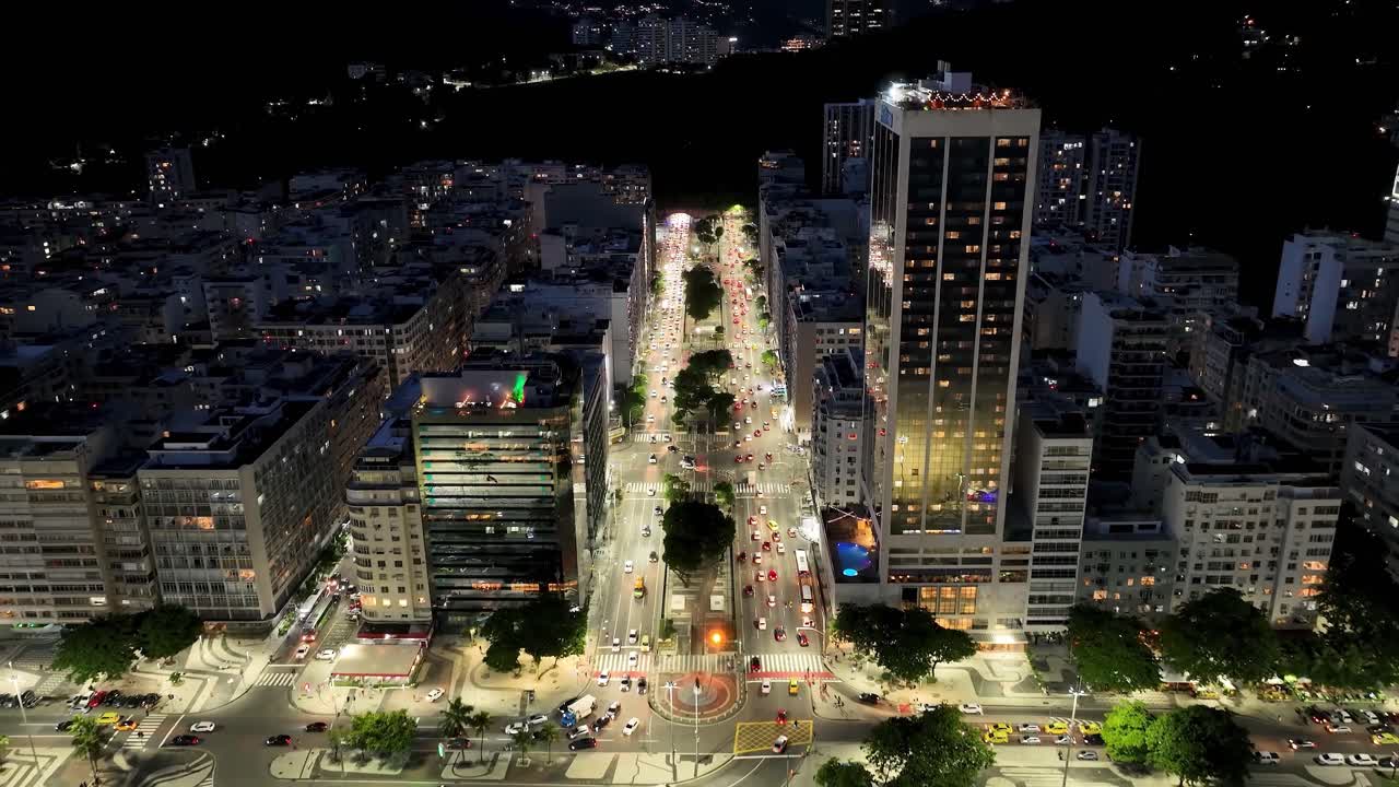 ночной пейзаж на пляже леме в рио-де-жанейро, бразилия