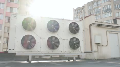 unidades de calefacción, ventilación y aire acondicionado en el techo