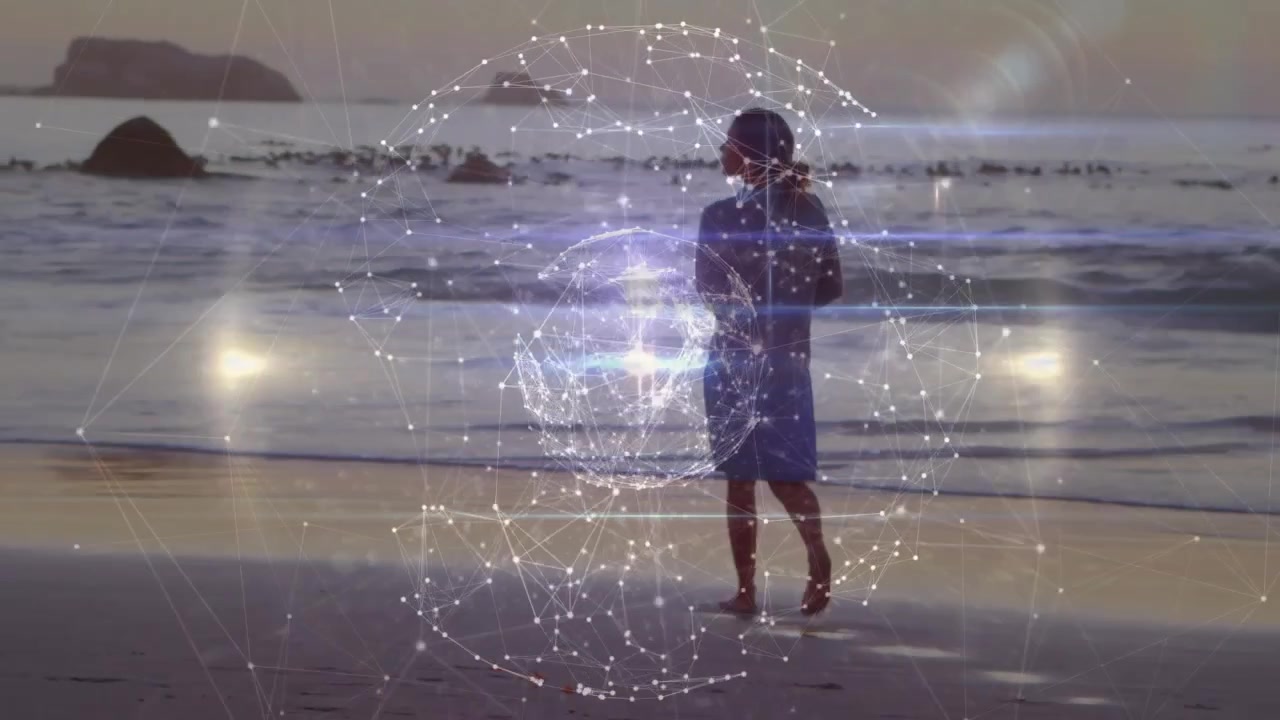 Donna che cammina a piedi nudi sulla spiaggia, attivando una sfera digitale attorno al busto che visualizza dati sulla salute.