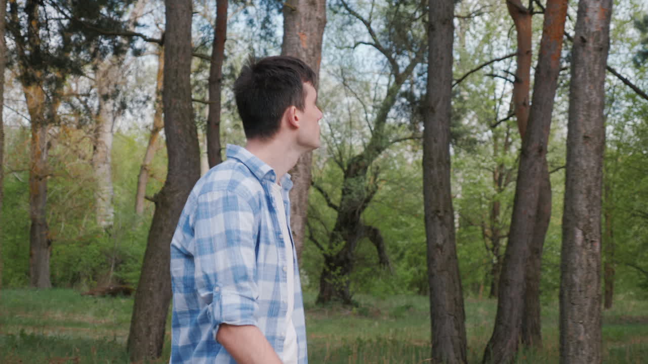 숲 속 의 젊은 남자