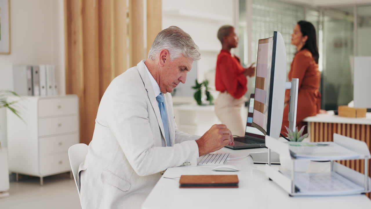 hombre mayor, pensando y trabajando en la computadora