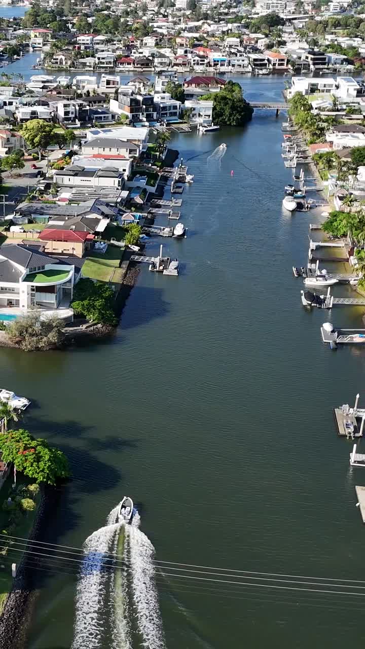 드론은 브로드비치 워터스 운하를 항해하는 보트를 포착합니다.