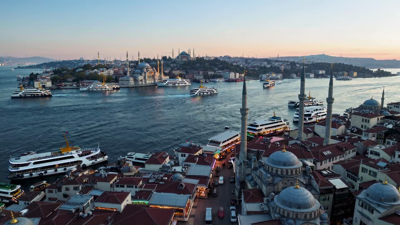 Luftaufnahme einer geschäftigen Stadtlandschaft am Wasser bei Sonnenuntergang, die eine lebendige Architektur einfängt