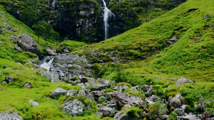 ripresa aerea con drone di ruscello e cascata a glen coe