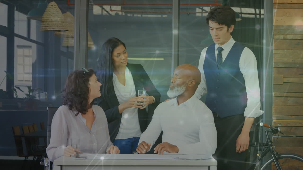 다양한 사업가들이 사무실에서 함께 토론하는 연결 네트워크의 활성화