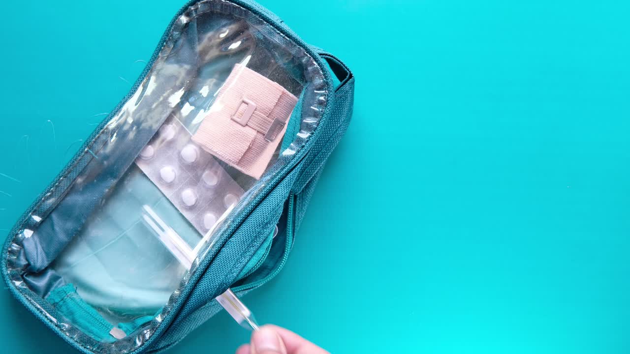 붕대와 약을 가진 응급 처치 키트