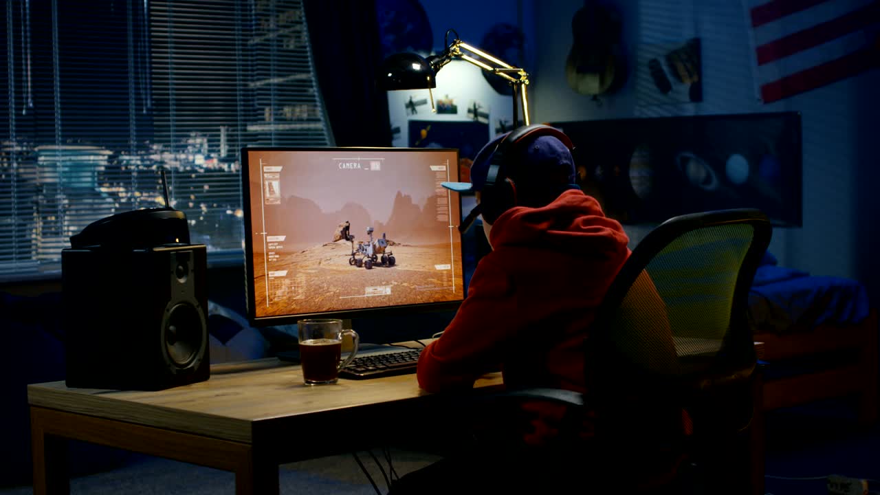 화성 탐사선 의 움직임 을 지켜보고 있는 소년