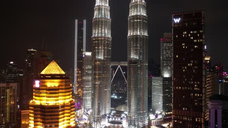 vista aérea nocturna de las torres klcc o petronas