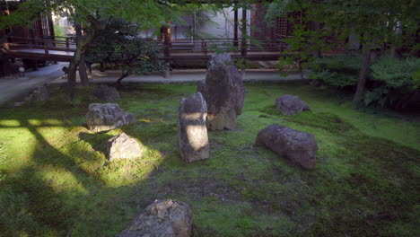 Las-Piedras-En-Los-Jardines-Budistas-Japoneses-Tienen-Un-Simbolismo-Relacionado-Con-El-Paisaje-Marino,-Cada-Piedra-Es-Una-Isla-Rodeada-De-Agua-Que-Está-Representada-Por-Las-Pequeñas-Piedras-Que-La-Rodean