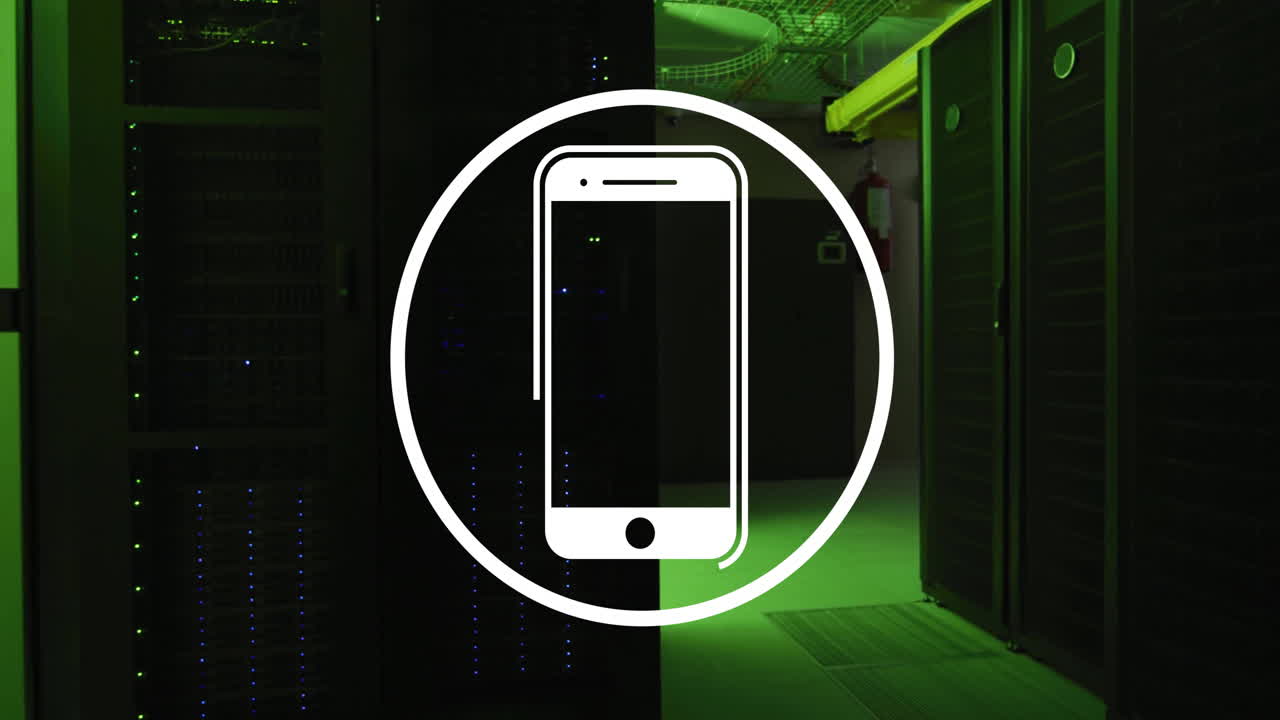 Animazione di icona di smartphone ed elaborazione dati digitali su server di computer