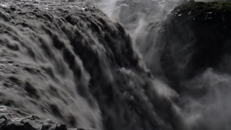 Primer-Plano-De-La-Poderosa-Cascada-Dettifoss-Estrellándose-Contra-El-Valle---Imágenes-Espectaculares-De-La-Famosa-Cascada-En-Islandia,-Europa