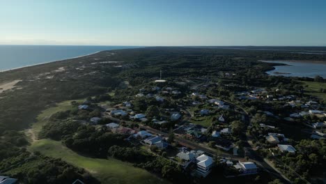 Vista-Aérea-Sobre-La-Ciudad-De-Preston-Beach-En-Australia-Occidental