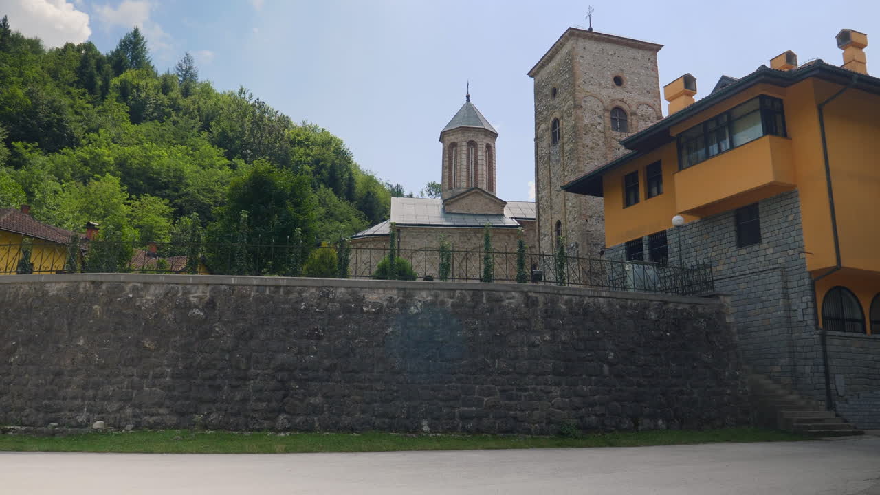 una antigua iglesia hermosa en las montañas, vista de seguimiento